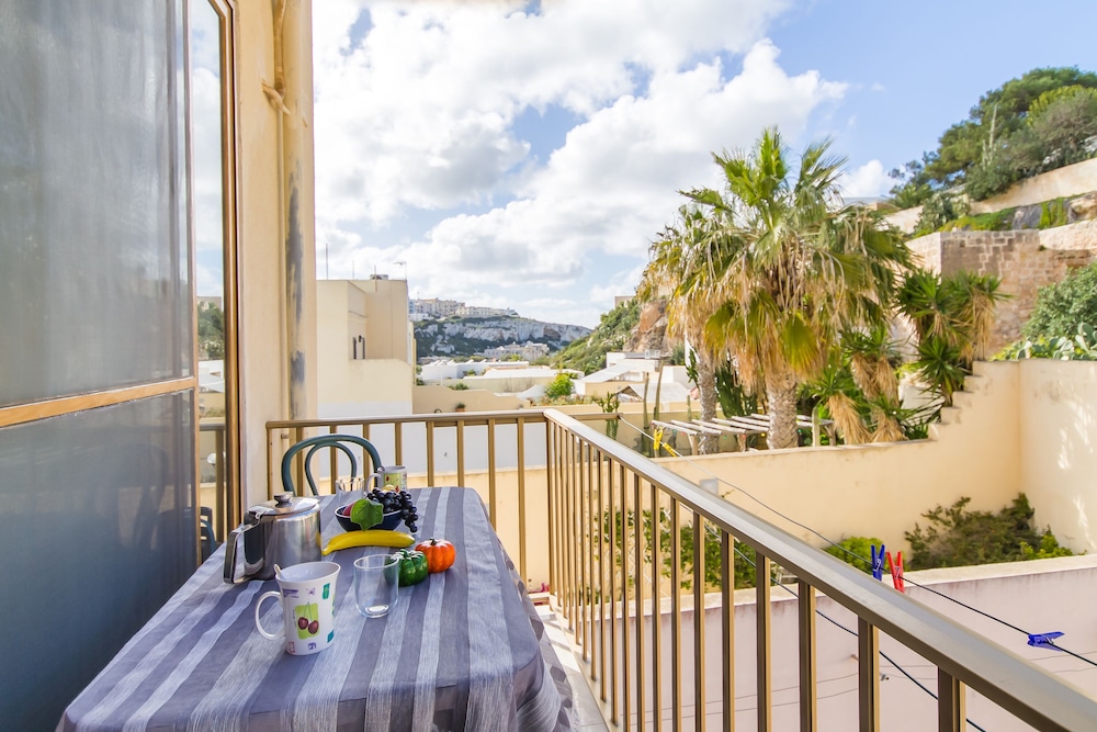 Pool and Sea, charming Merill Apart 5