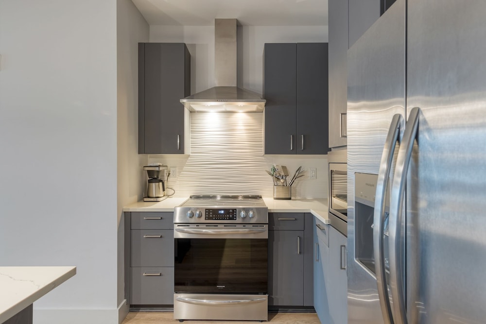 Wonderstruck Walkable Midtown Location at Odyssey Pool BBQ Fitness Room