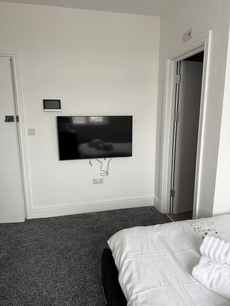 Peaceful Luton Apartment Close to Airport & Amenities