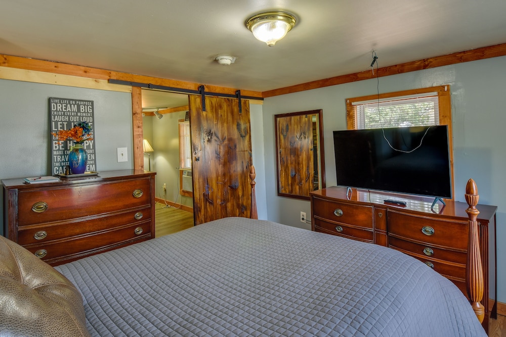 Cozy Cabin Near Lake Hartwell & Clemson University view 4