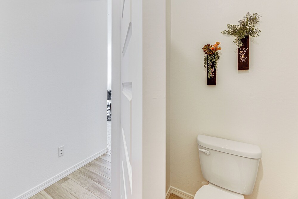 Getaway w/ Fenced Yard: 4 Mi to Phoenix Raceway