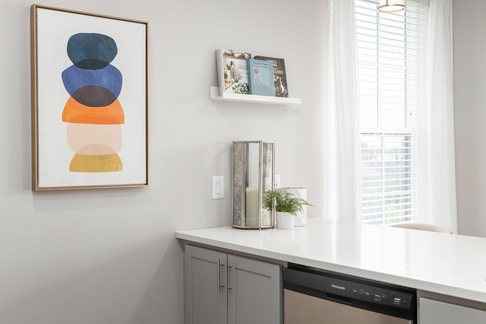 Downtown Luxury - Top Floor 2BR at Topiary Park