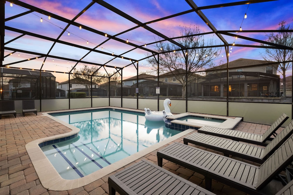Upstay Movie-themed Mansion w Arcade Pool Hot Tub