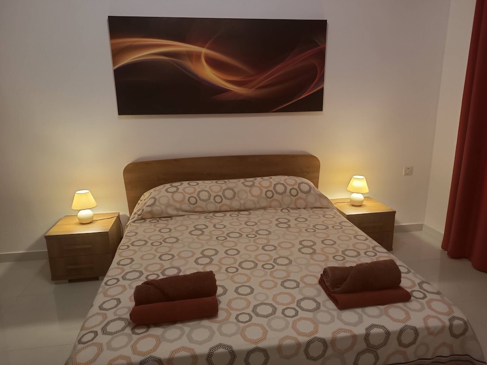 Seaside Stylish and Spacious 2-bedroom Apartment