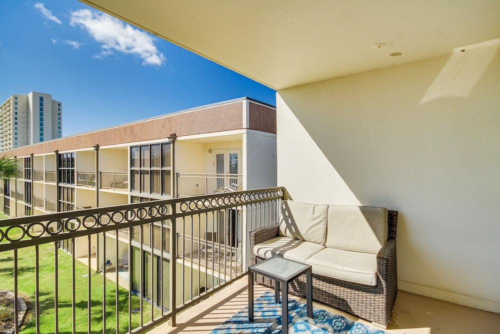 Biloxi Condo w/ Pool Access - Steps to Beach!