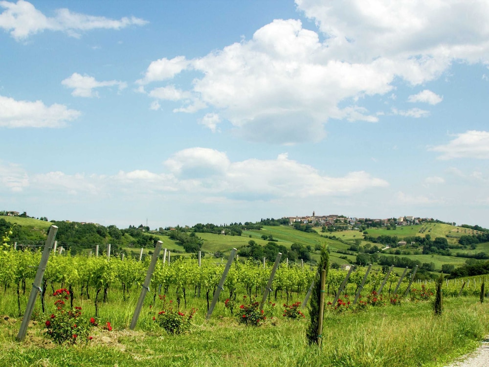 Villa w/ Wine Tours Near Beach view 4