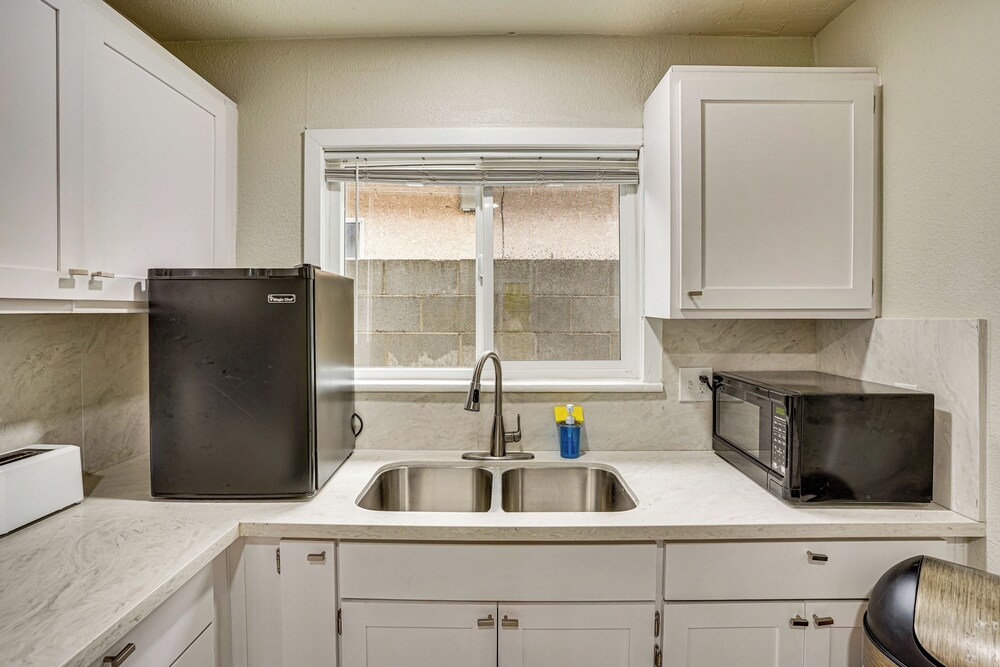 Explore LA & Long Beach: Compton Condo w/ Patio