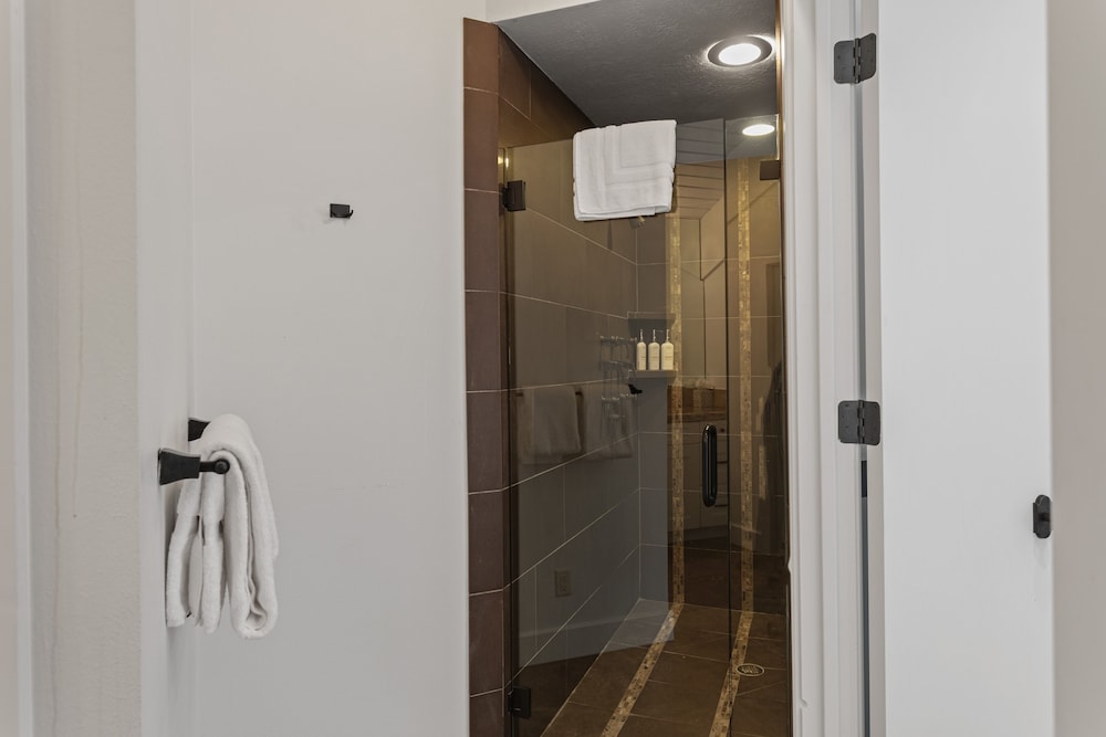 1688 - Five Bedroom with Hot Tub Pinnacle 5 Condo