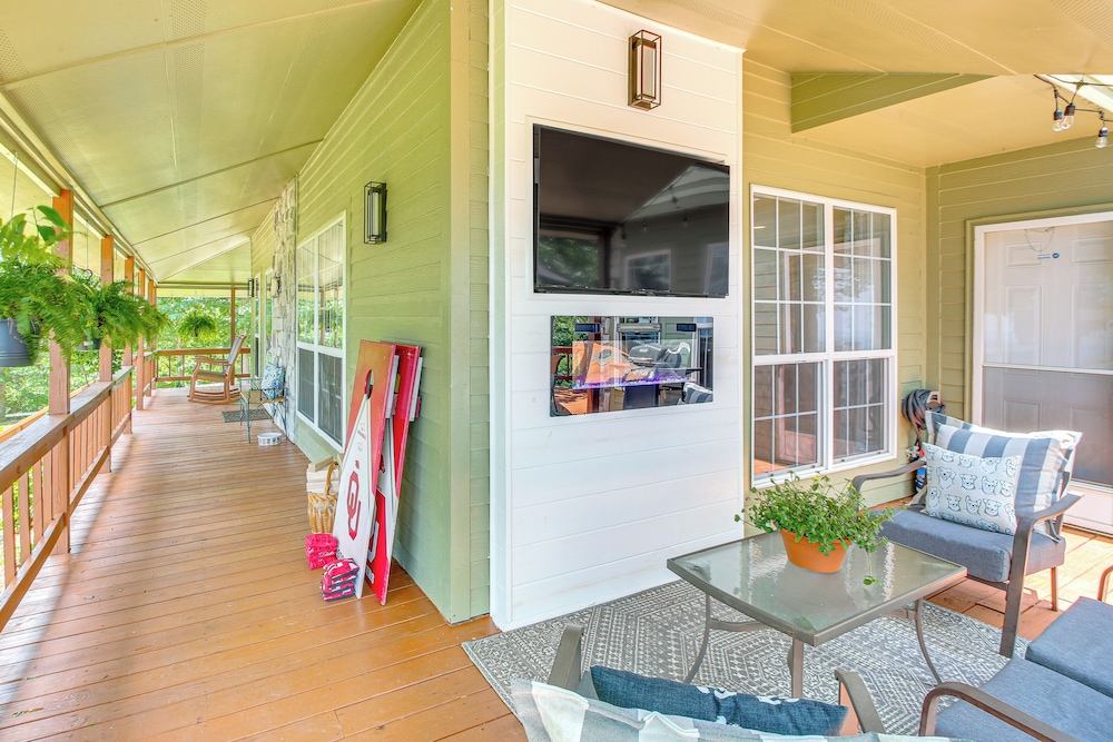 Outdoor Entertainment Area: Scenic Hot Springs Gem
