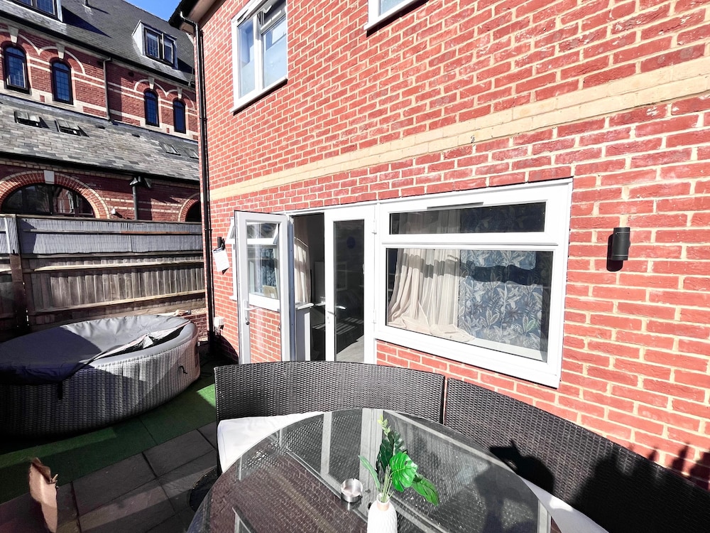 House - Sleeps 12 - Hot tub - Pool Table - Parking