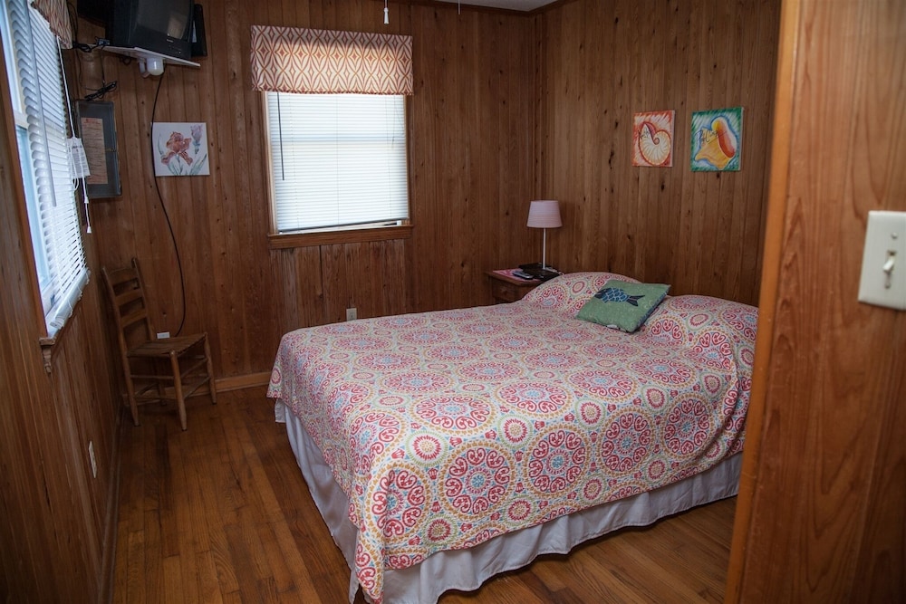Time / Tide 4 Bedroom Cottage by RedAwning