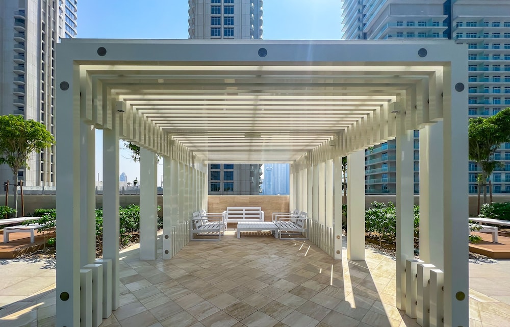 Stylish 2BR in Emaar Beach Front w/ Private Beach