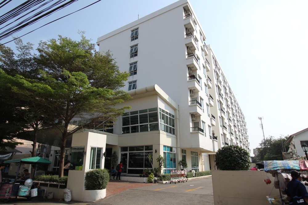 The Royal Bee Apart Hotel