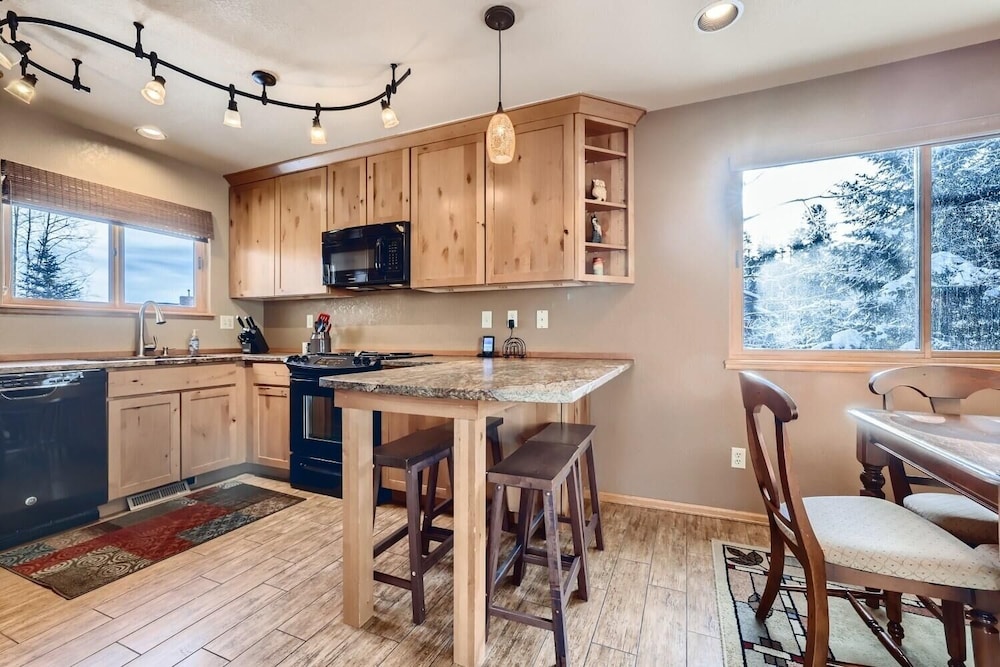 Mountainside 753 3 Bedroom Home by RedAwning