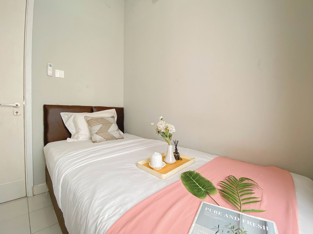Homey And Modern 2Br At Patraland Urbano Apartment