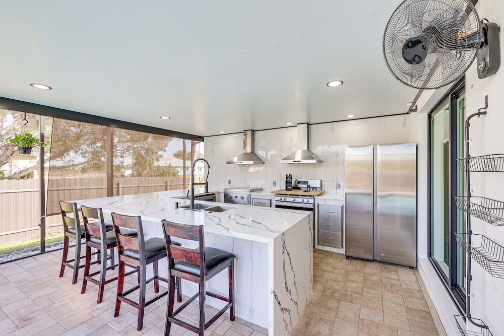 Poolside Oasis & Outdoor Kitchen: Cape Coral Home