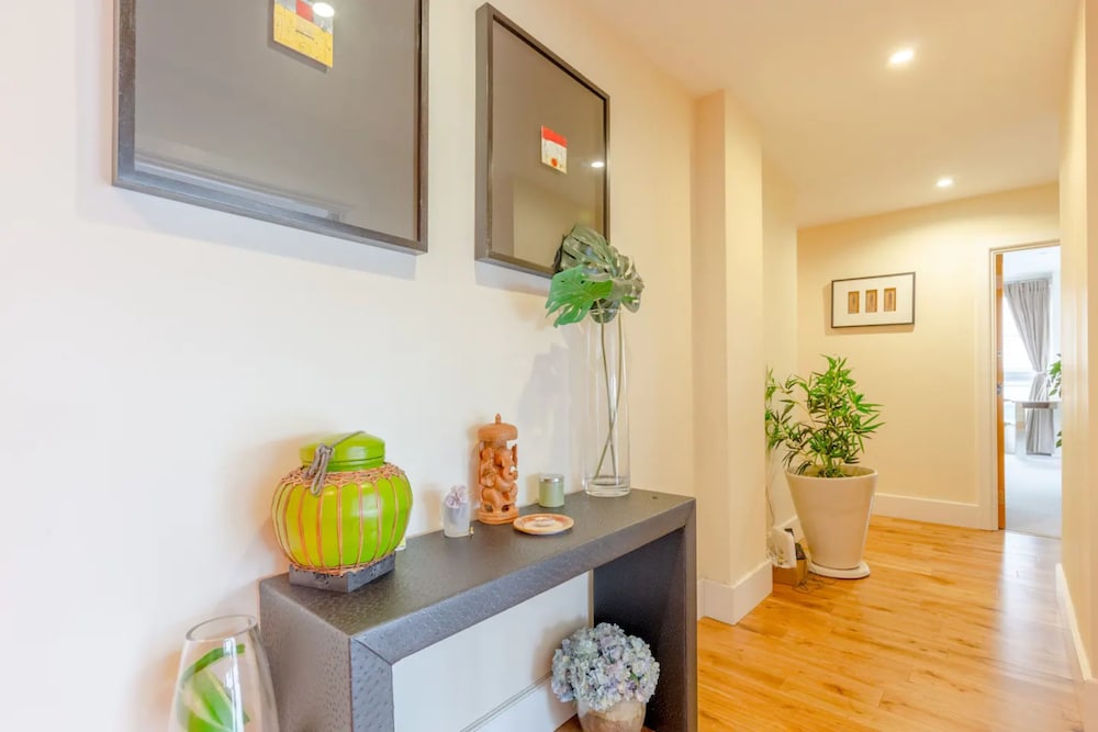 Gorgeous 3 Bedroom Flat in Vauxhall With City Views