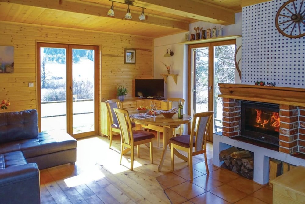 Family Friendly Kra Evec Lodge view 5