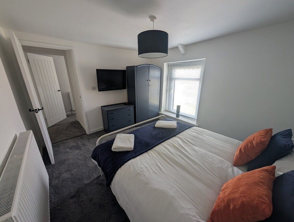 Stadium View 5-bed Retreat + Parking