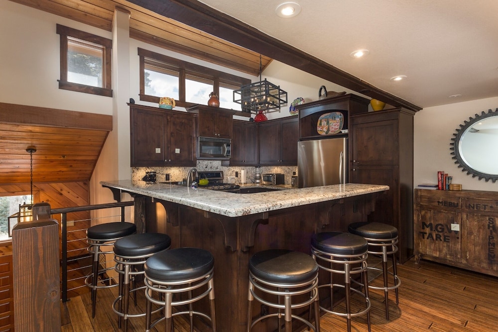 Ridgepoint at Deer Valley Resort - Three Bedroom Condo with Hot Tub #126 3 Condo