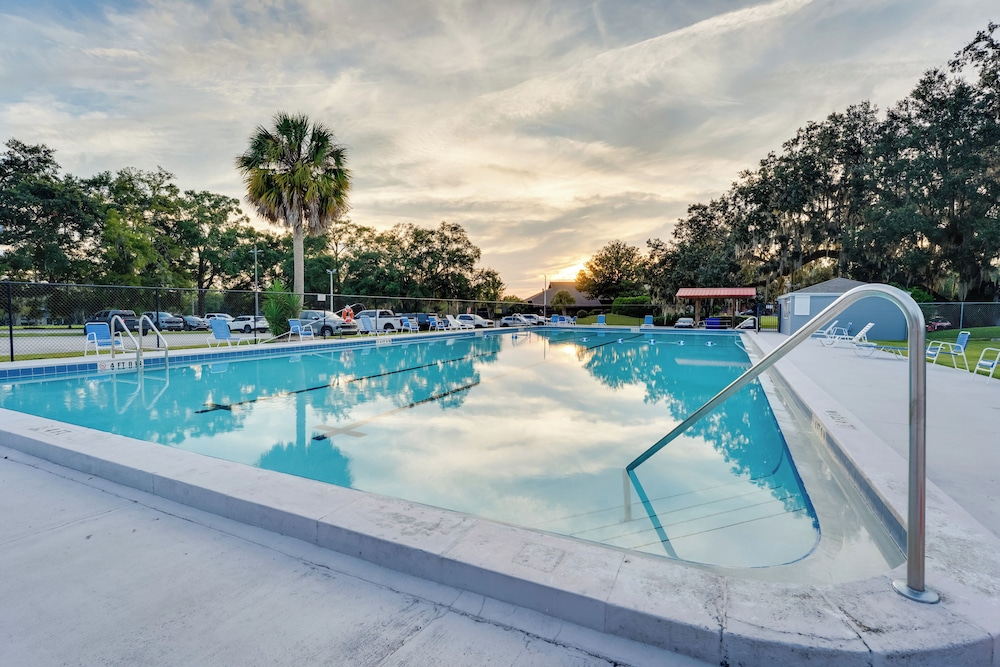 Golf Course Community Home Near Springs & Swimming
