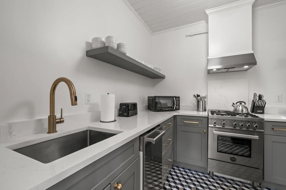 The Adaline 8 Luxury Hyde Park Apt view 2
