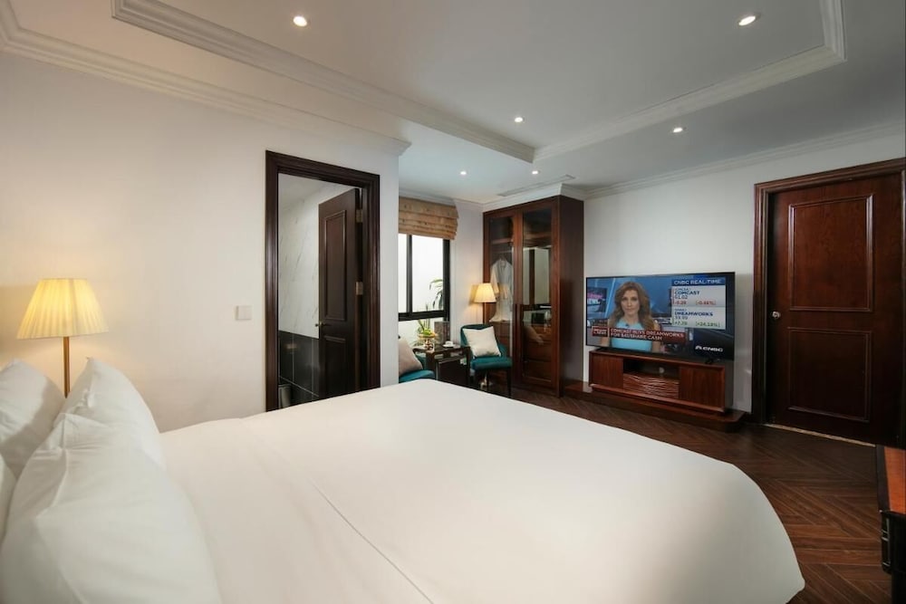 MAY DE Ville Crown Hotel 1