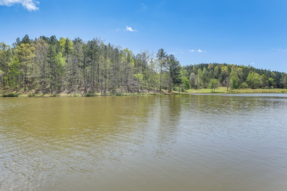 2 Docks + Paddleboard: Lakefront Alabama Retreat!