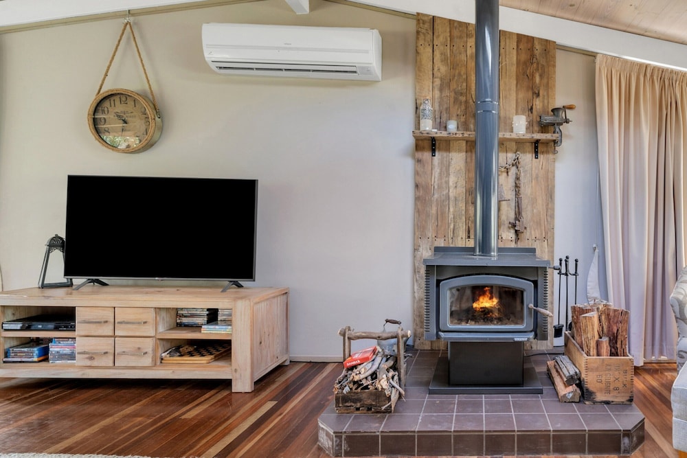 Secluded 3-bed Retreat Moments to the Beach