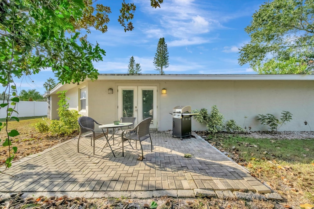 Sleeps 8 Pets Welcome Fenced In Backyard