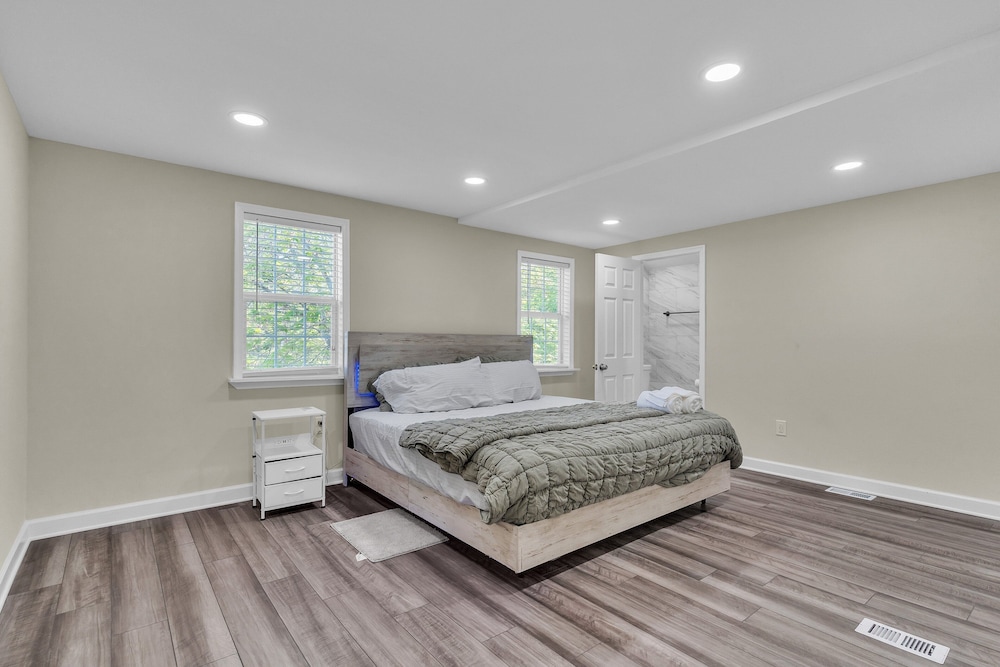 Peaceful Pet Friendly Chesapeake Escape 4 Bedroom Home