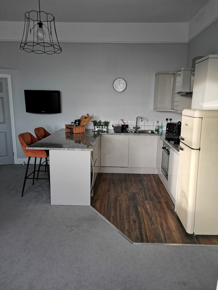 Upmarket 2 Bedroom Apartment With sea Views view 5