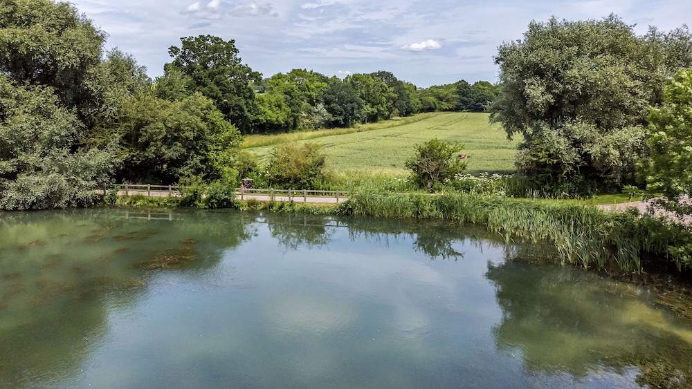 Acorn Lodge At Bridge Lake Farm & Fishery