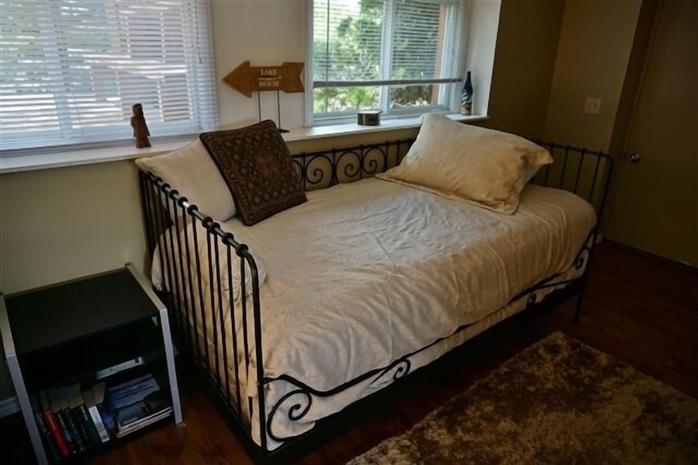 432 Weslemkoon Lake 4 Bedroom Cottage
