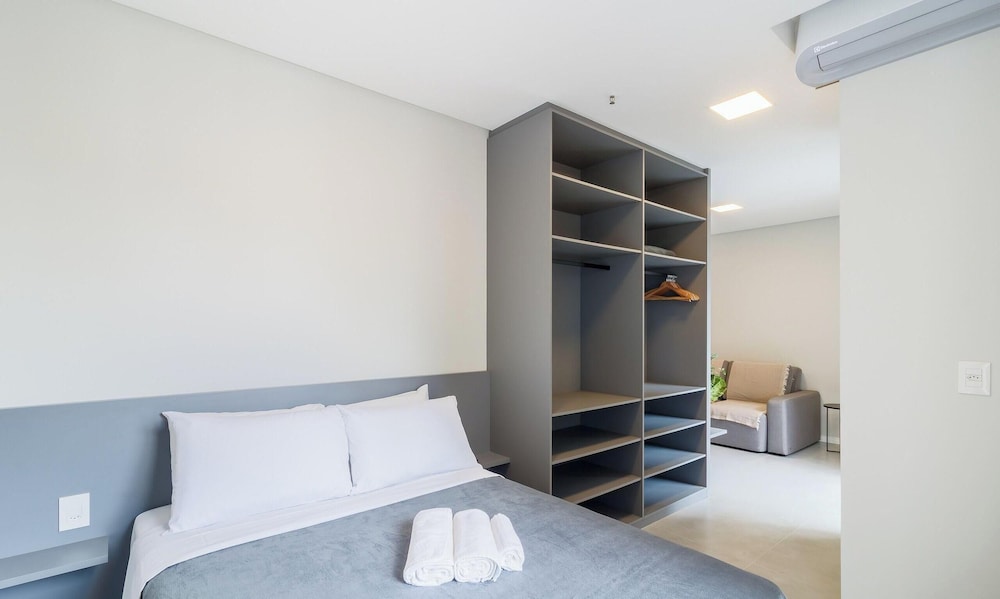 Your Exclusive Stay Just Steps From the sea in Meia Praia - FFS II