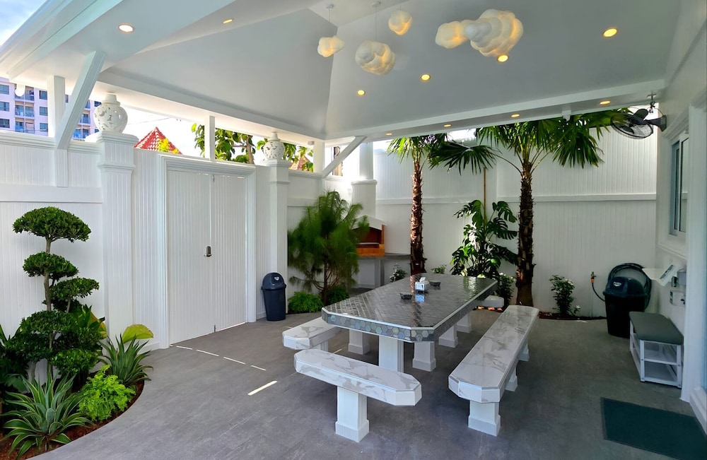 NEBULAND Luxury Pool Villa Pattaya Walking Street
