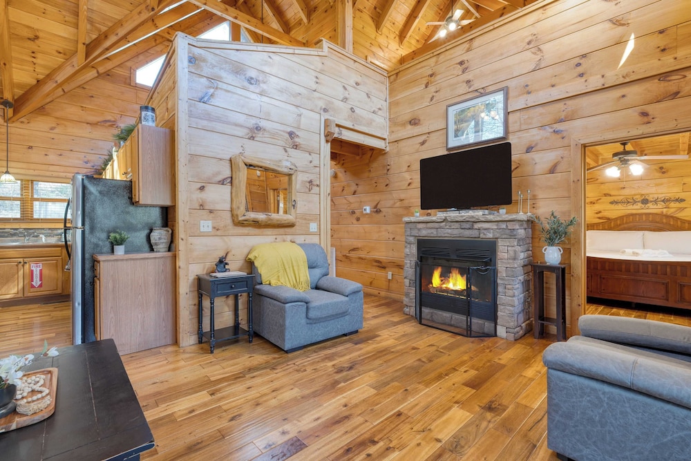 Hottub, Game Room, Forest Views, Near Gatlinburg Four Bears Lodge by Avantstay