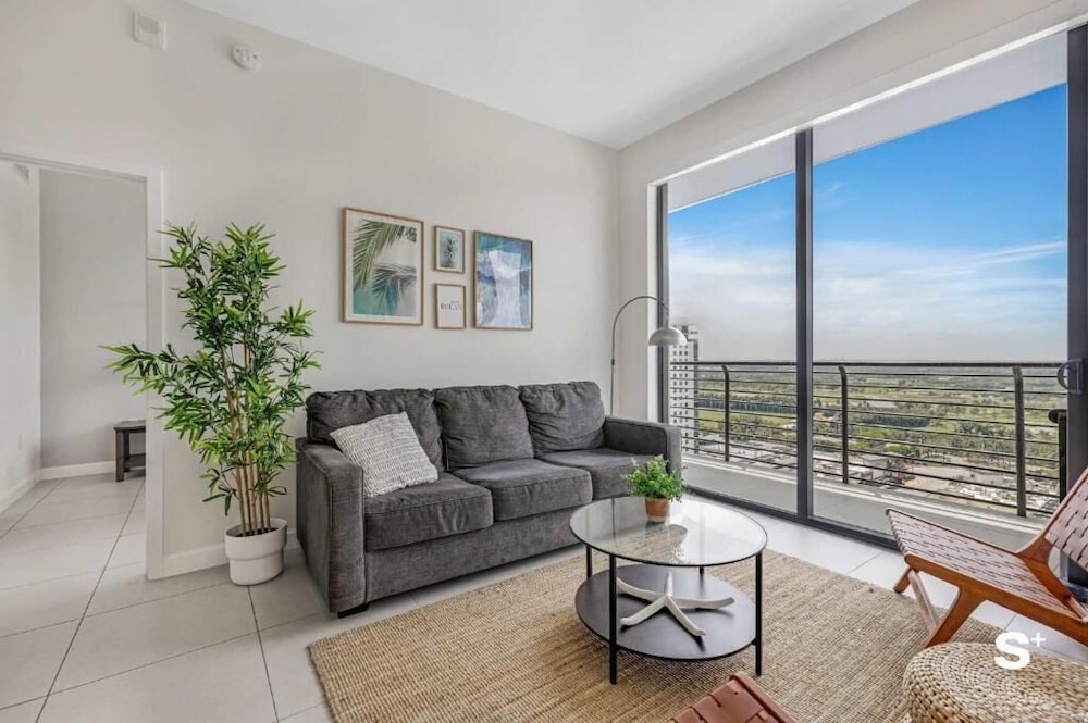 DTW Doral 2 BD Condo and Skyline Views