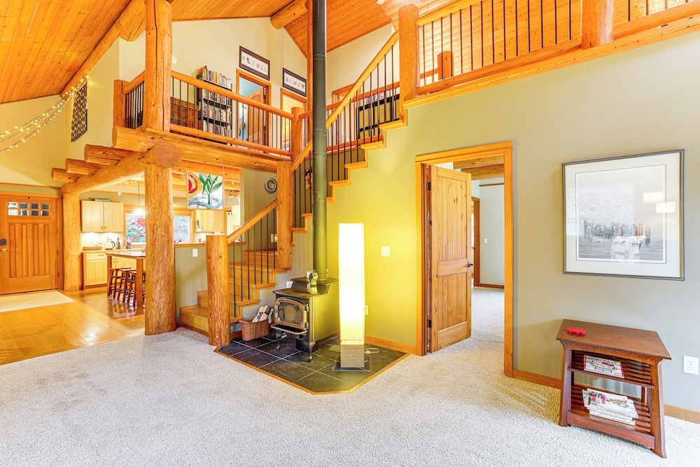 11 Mi to Olympic NP: Port Angeles Retreat w/ Deck