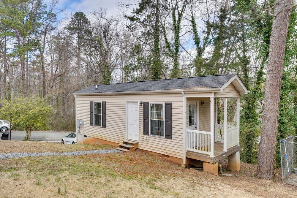 2 Mi to South Boston Speedway: Cozy Tiny Home!