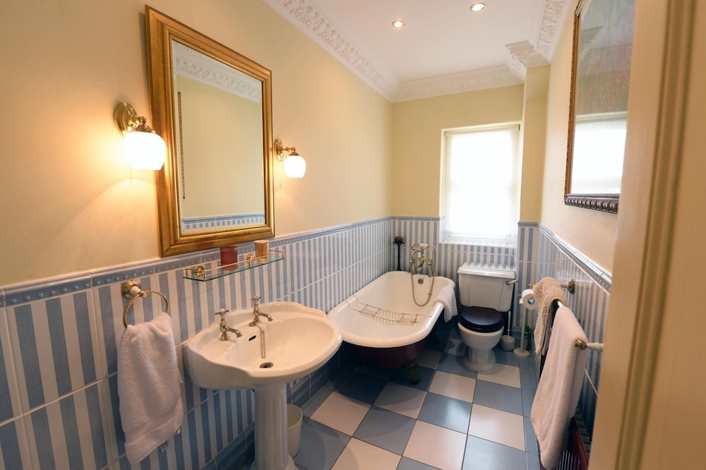 The Priory - Country Manor House Log Burner Sea Views Pet Friendly view 3