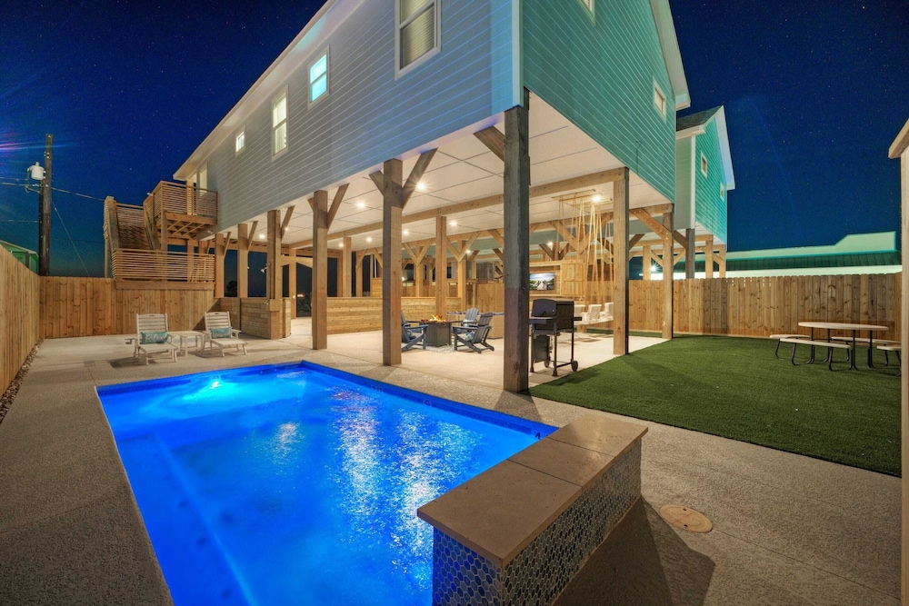 Deja Blue Coastal Retreat w/ Pool, Firepit, BBQ & Outdoor TV Lounge