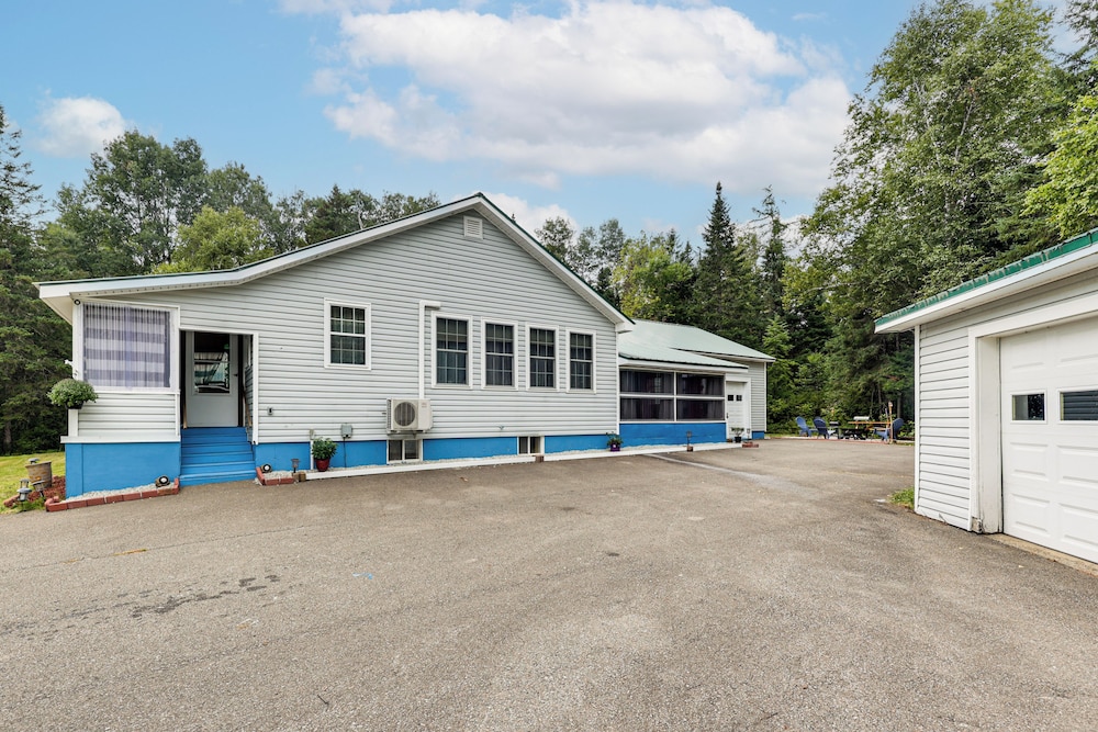 Family-friendly Home w/ Furnish Patio in Crystal!
