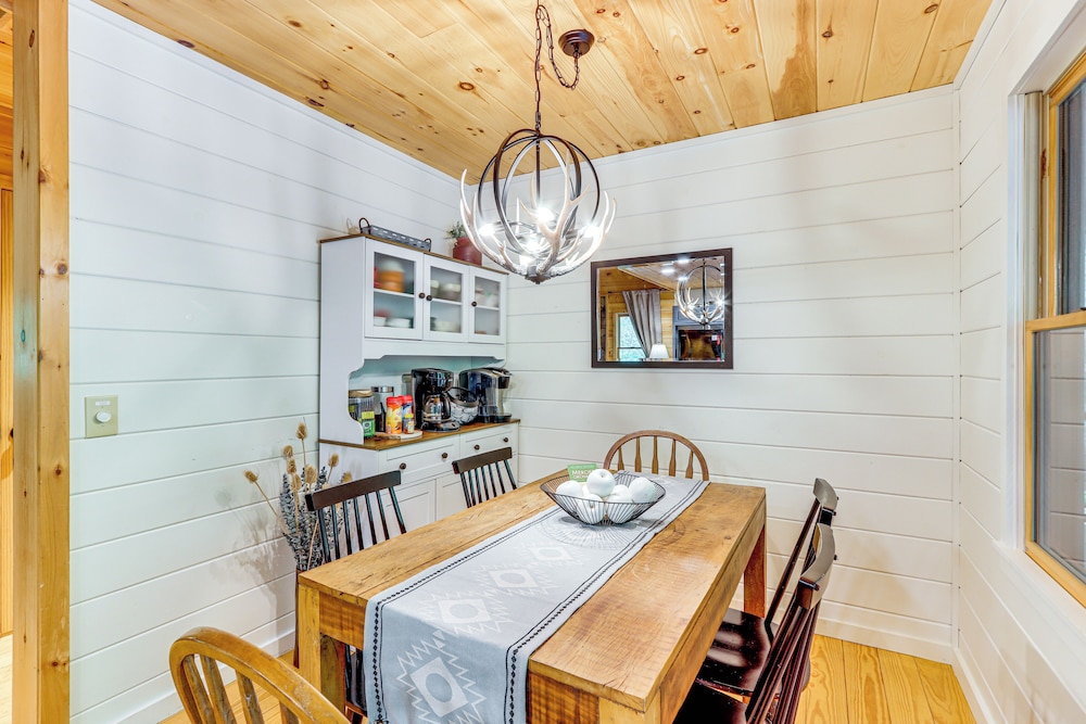 5 Mi to Dtwn Blue Ridge: Spacious Cabin w/ Hot Tub