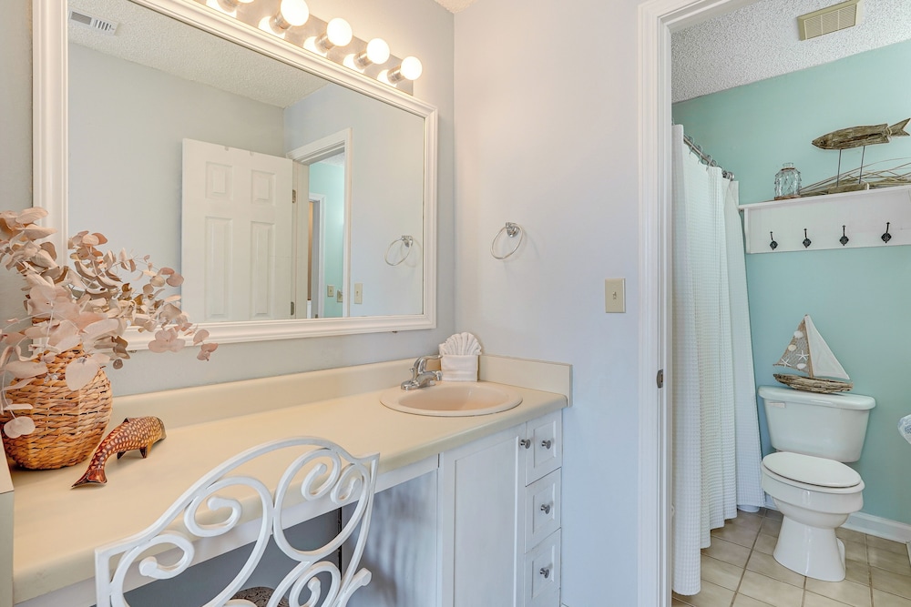 Breezy PCB Retreat w/ Balcony - Walk to Beach!