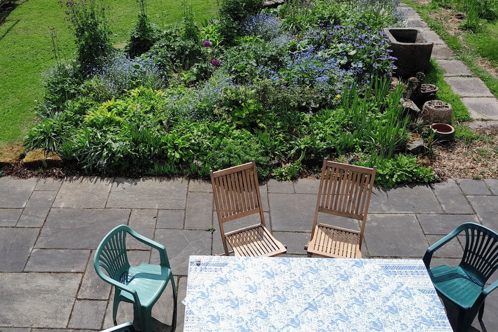 Canal-side 5-bed Cottage - Sleeps 10, Pet Friendly