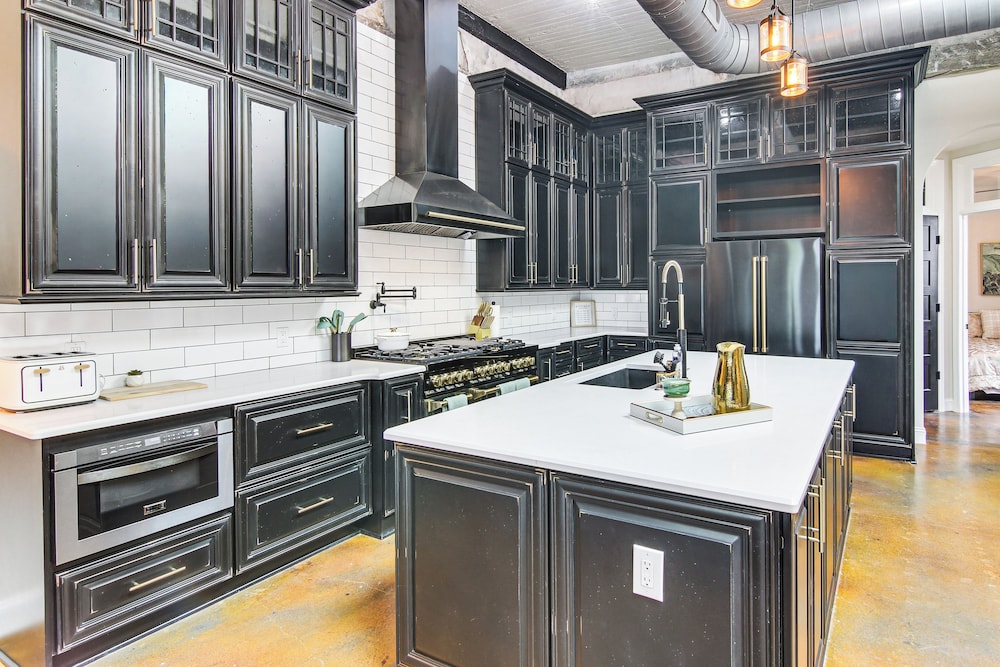 Modern Dtwn Condo w/ Balcony in Hendersonville