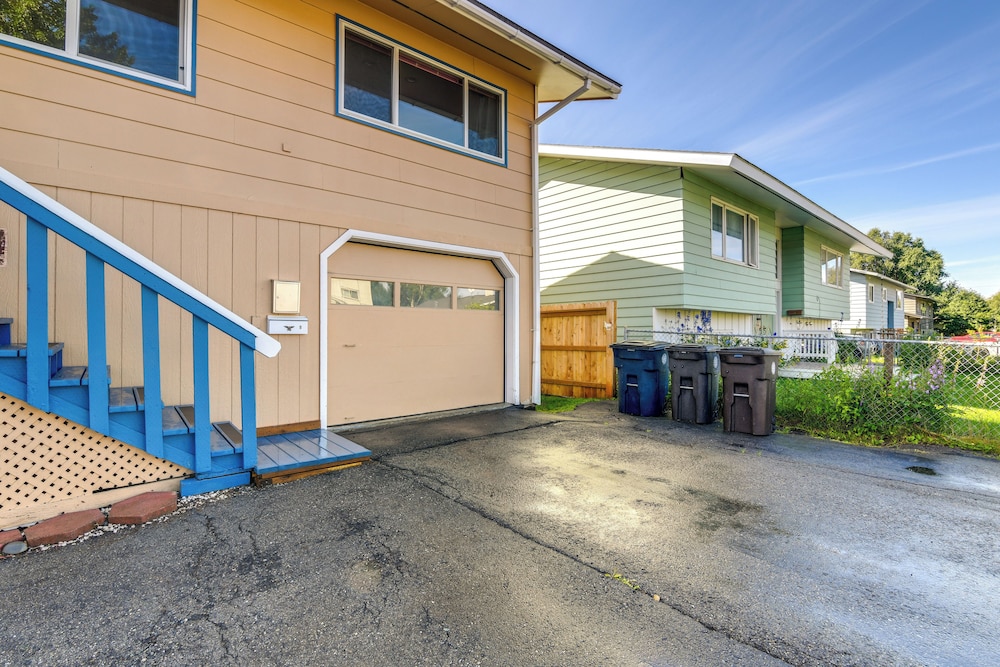Cozy Apartment < 4 Miles to Downtown Anchorage! view 3