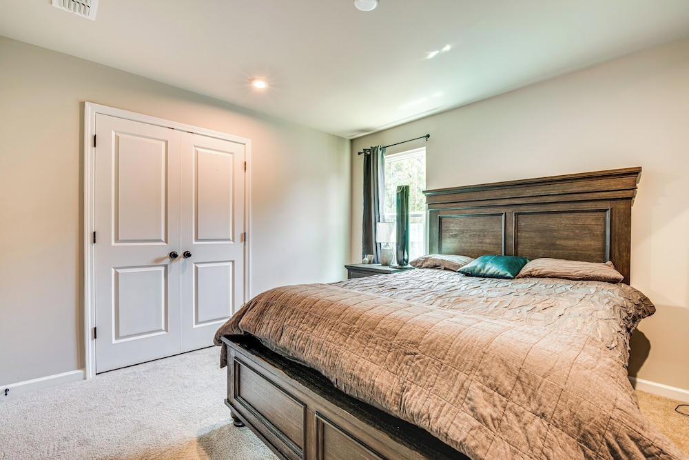 11 Mi to Dtwn: Luxe Atlanta Retreat w/ Deck & Yard