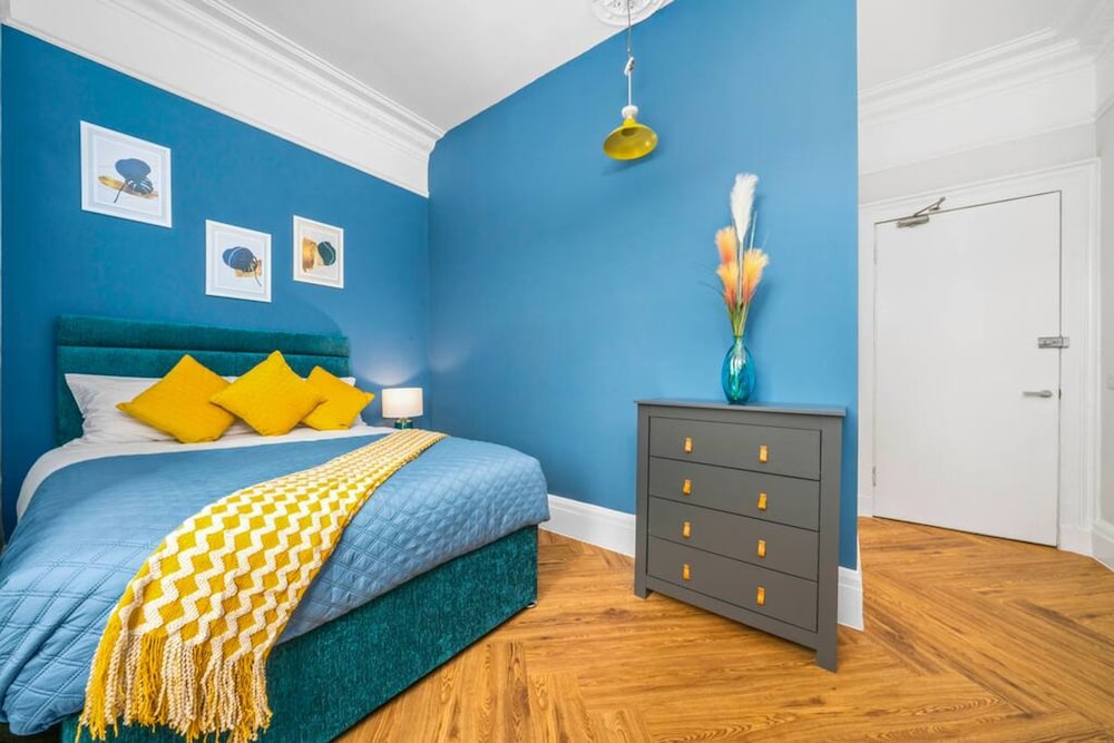 Stylish 4 Bed-town Centre